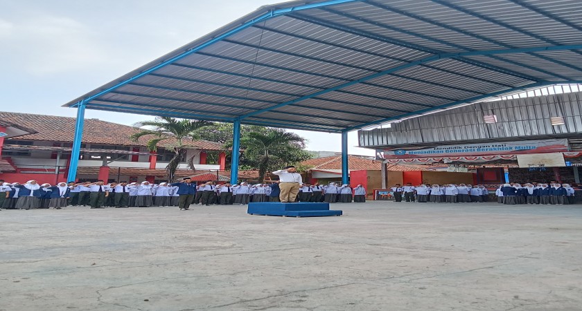 Upacara Bendera Hari Senin di Lapang 1 SMA Mutiara Mengukuhkan Semangat Bela Negara