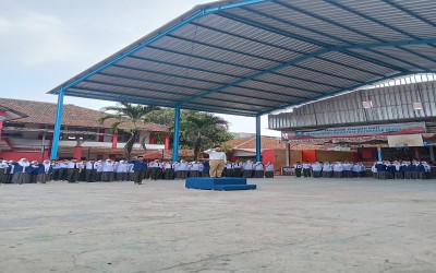 Upacara Bendera Hari Senin di Lapang 1 SMA Mutiara Mengukuhkan Semangat Bela Negara
